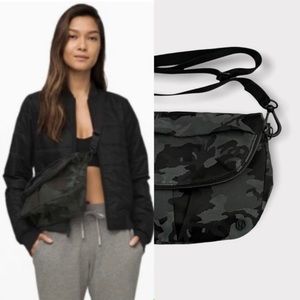 lululemon all night festival bolsa camo
